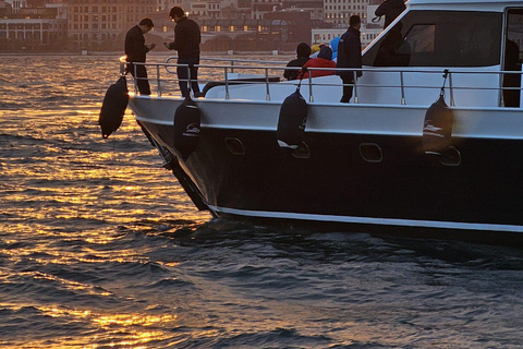 Estambul: Crucero al atardecer en yate de lujo por el Bósforo