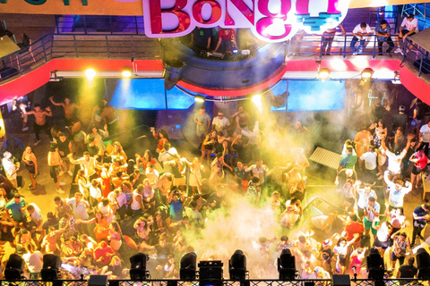 Cancún: Coco Bongo Fiesta de Año Nuevo en la Playa con Barra Libre y Comida