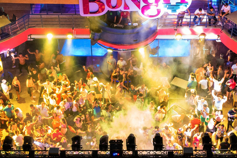 Cancún: Coco Bongo Fiesta de Año Nuevo en la Playa con Barra Libre y Comida