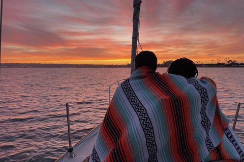 San Diego: Sunset Sailing Tour with Wildlife Watching