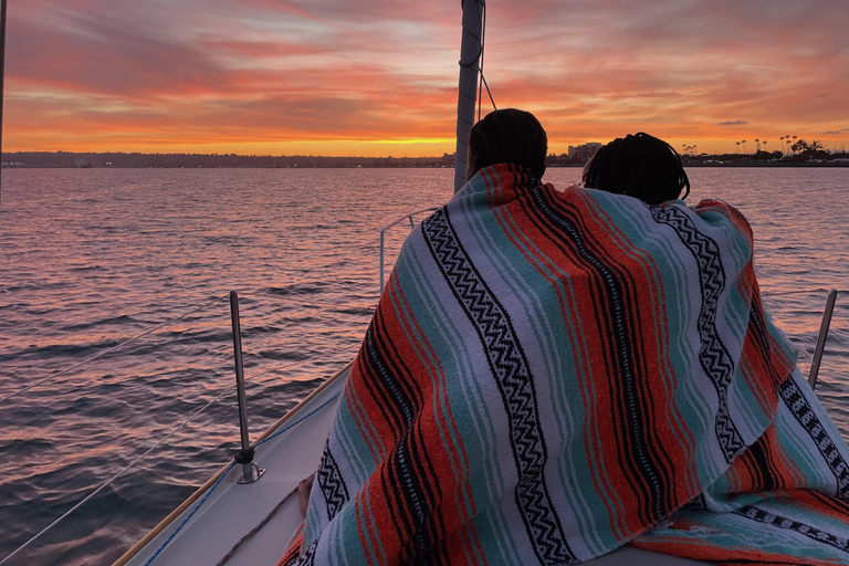 San Diego: Sunset Sailing Tour with Wildlife Watching