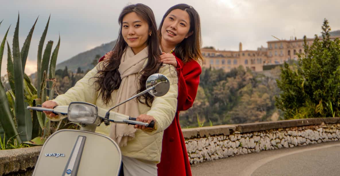 Afbeelding 0 van Taormina: White Lotus fotoshoot op vintage Vespa