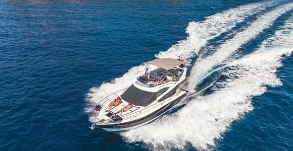 Palma: Private Flybridge-Motorboot-Tour – inkl. Tapas/Getränke