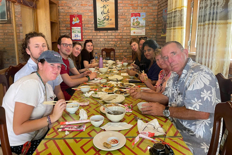 Hoi An/Da Nang: trasferimento a Hue, visita turistica e pranzo in una pagodaTrasferimento da Hoi An/Da Nang a Hue e visita alla Cittadella Imperiale