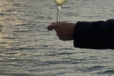 Lisboa:Sunset Sailing Tour at Tagus River with welcome drink