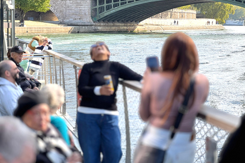 Paris: Day or Evening River Cruise with Musical Ambiance Paris: Evening River Cruise with Musical Ambiance & Postcard