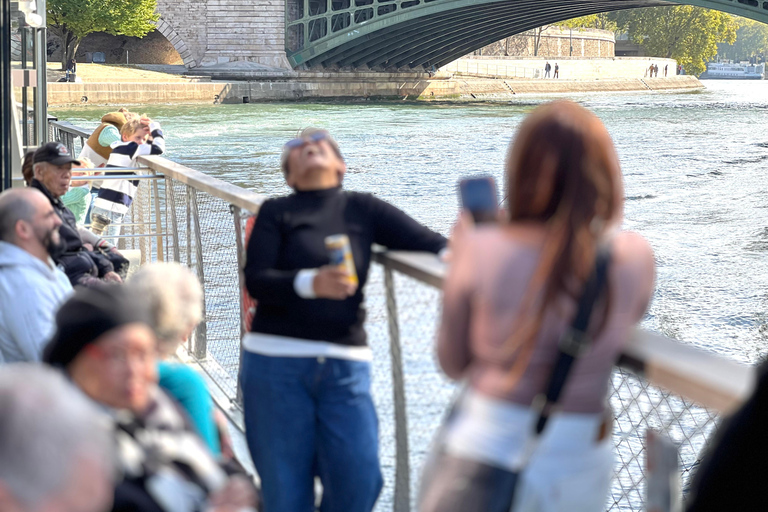 Paris: Day or Evening River Cruise with Musical Ambiance Paris: Evening River Cruise with Musical Ambiance & Postcard