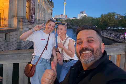 Berlin Night Walking Tour - Iconic Illuminated Landmarks Private Berlin Sunset Walking Tour - Iconic Landmarks