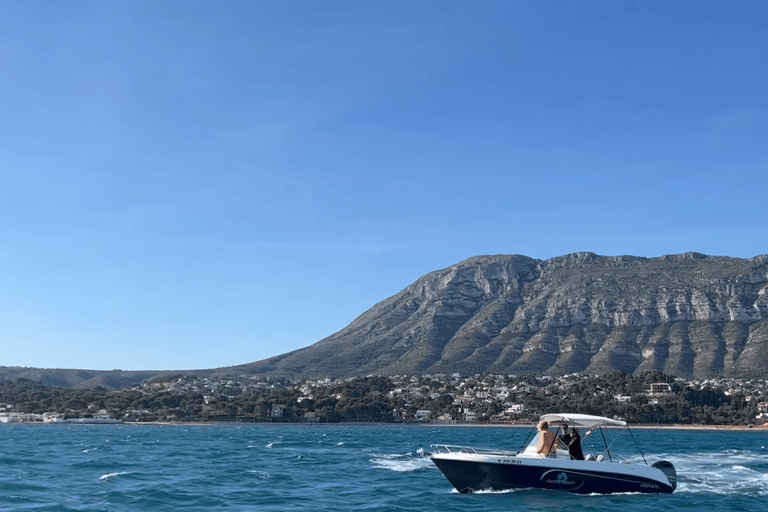 Barco particular na costa de Denia e Javea. Meio dia