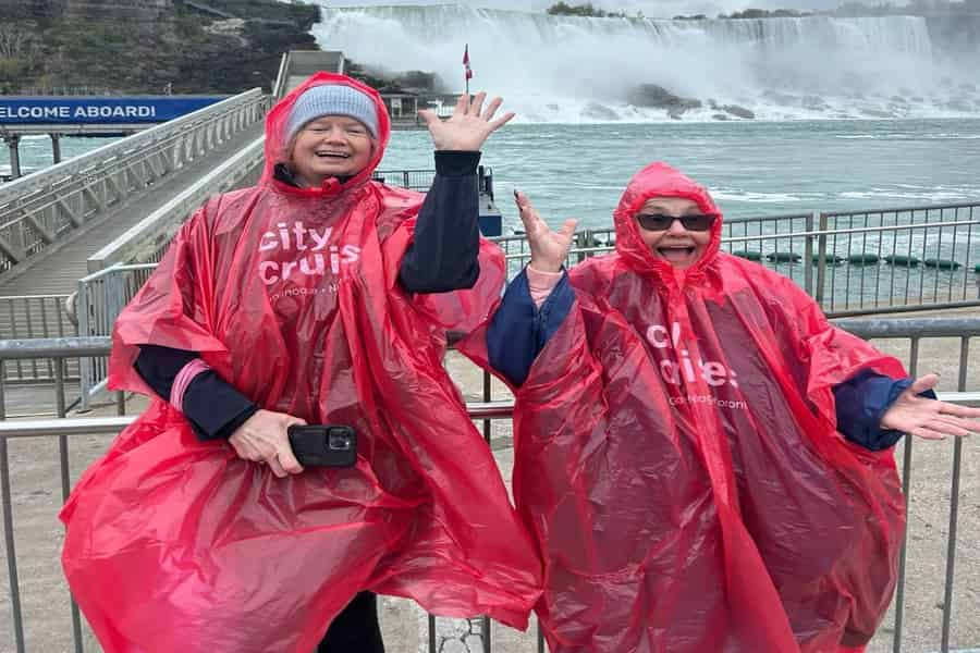 Niagarafälle: Bootsfahrt, Journey Behind the Falls & Turm. Foto: GetYourGuide