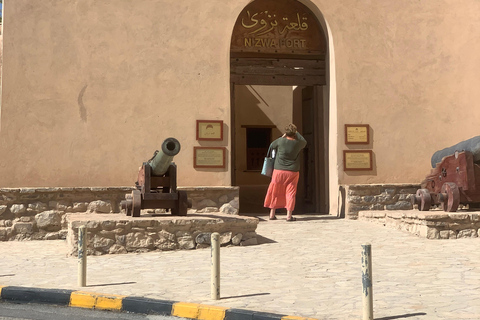 Nizwa: Nizwa Fort and Birkat Al Mouz Guided Tour