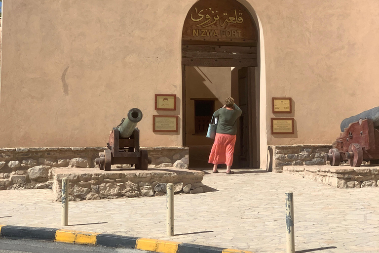 Nizwa: Nizwa Fort and Birkat Al Mouz Guided Tour