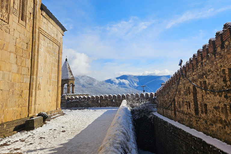 Kazbegi e gudauri: tour di un giornoEscursione di 1 giorno a Kazbegi e Gudauri con una guida