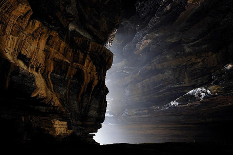 Excursão guiada de meio dia em Pokhara (queda d&#039;água, caverna, colina de pagode)