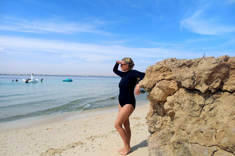 Hurghada: Delfiner, snorkling och Magawish Island Yacht Trip