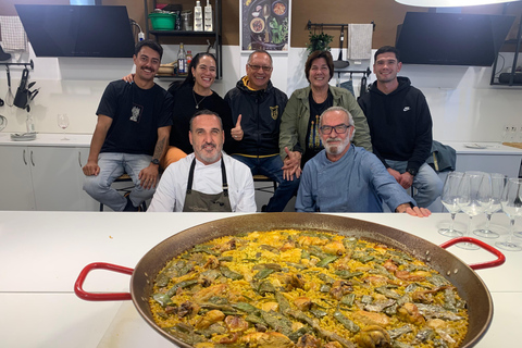 Class of Valencian Paella with welcome drinks and tapas