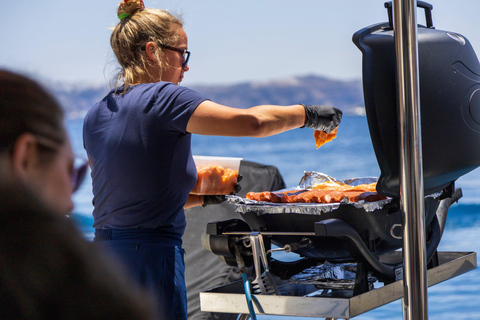 Santorin: All-inclusive-Katamaran-Kreuzfahrt mit Thirassia-StoppBootsfahrt bei Sonnenuntergang