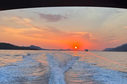 青と緑の洞窟とロマンチックな夕日