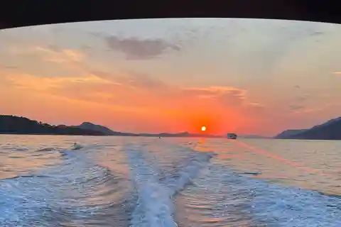 Blå og grøn grotte med romantisk solnedgang