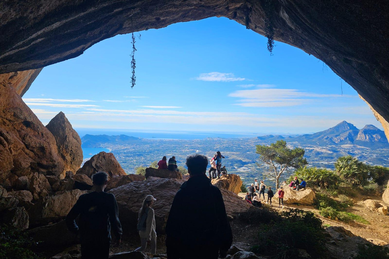 贝尔尼亚山脉环线：穿越 Forat 隧道的导览徒步提供接送服务