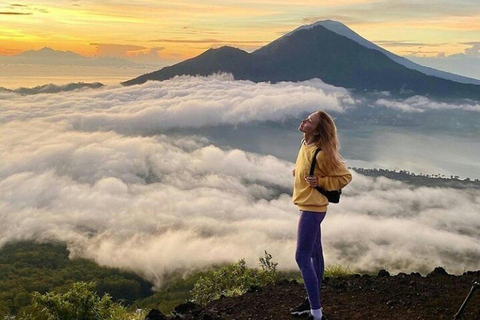 Desde Ubud: Senderismo por el Monte Batur con manantial termalCon servicio de recogida en la zona de Ubud y Kintamani