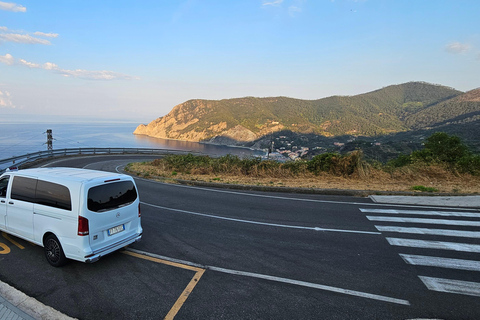 Cinque Terre: Minivan Private Tour Cinque Terre: Monterosso private minivan tour 8h