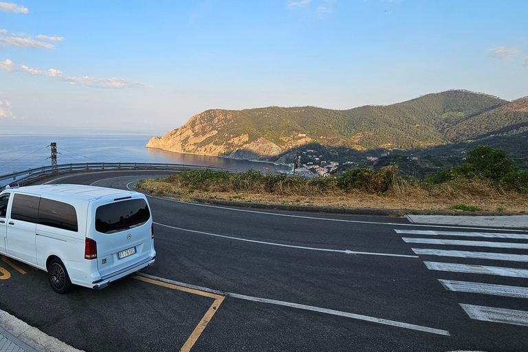 Cinque Terre: Minivan Private Tour Cinque Terre: Monterosso private minivan tour 8h