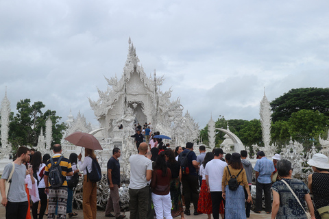 Från Chiang Mai: Dagsutflykt till Chiang Rais tempelFrån Chiang Mai: Chiang Rais livfulla rundtur bland templen