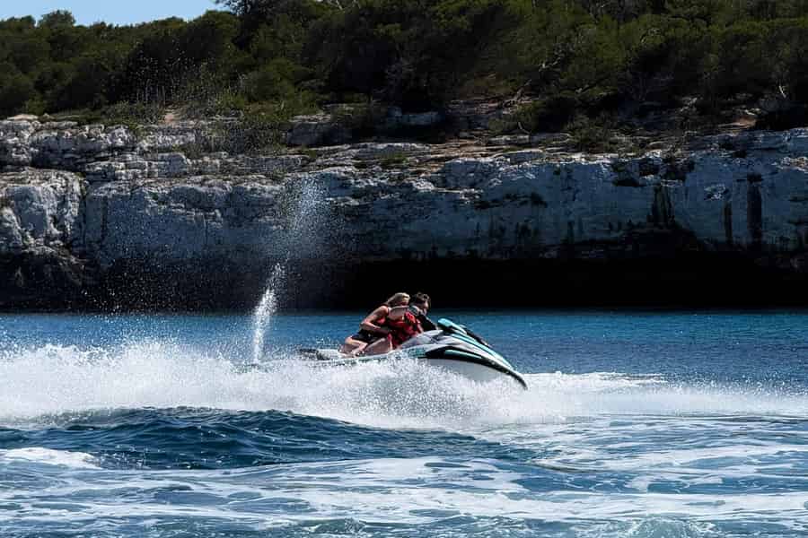 MALLORCA: JET-SKI NACH CALA MONDRAGÓ, CALA D’OR 60 Minuten. Foto: GetYourGuide MALLORCA: JET-SKI NACH CALA MONDRAGÓ, CALA D’OR 60 Minuten. Foto: GetYourGuide