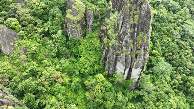 Yogyakarta: Nglanggeran ancient volcano & Pindul cave tour