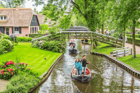 Z Amsterdamu: Jednodniowa wycieczka z przewodnikiem do Giethoorn z rejsem po kanałachZ Amsterdamu: jednodniowa wycieczka z przewodnikiem po Giethoorn i rejs po kanałach