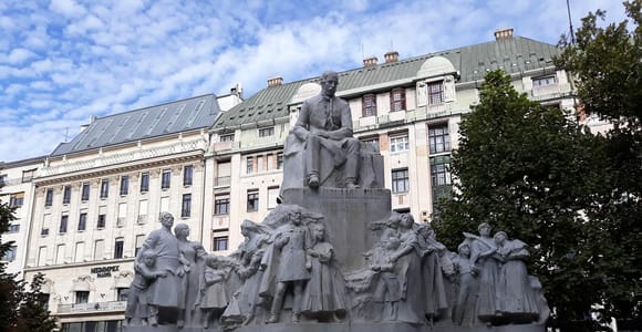 Budapest: City Center Tour & Folk Music Performance
