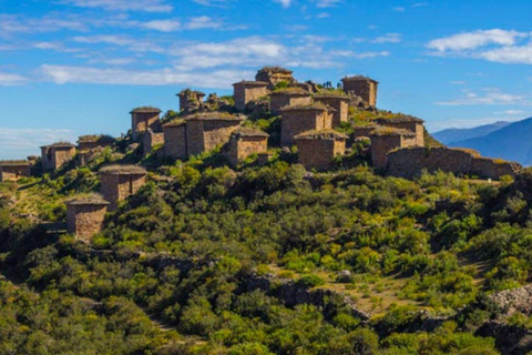 Von Lima aus: 2-tägige private Trekkingroute durch Rúpac