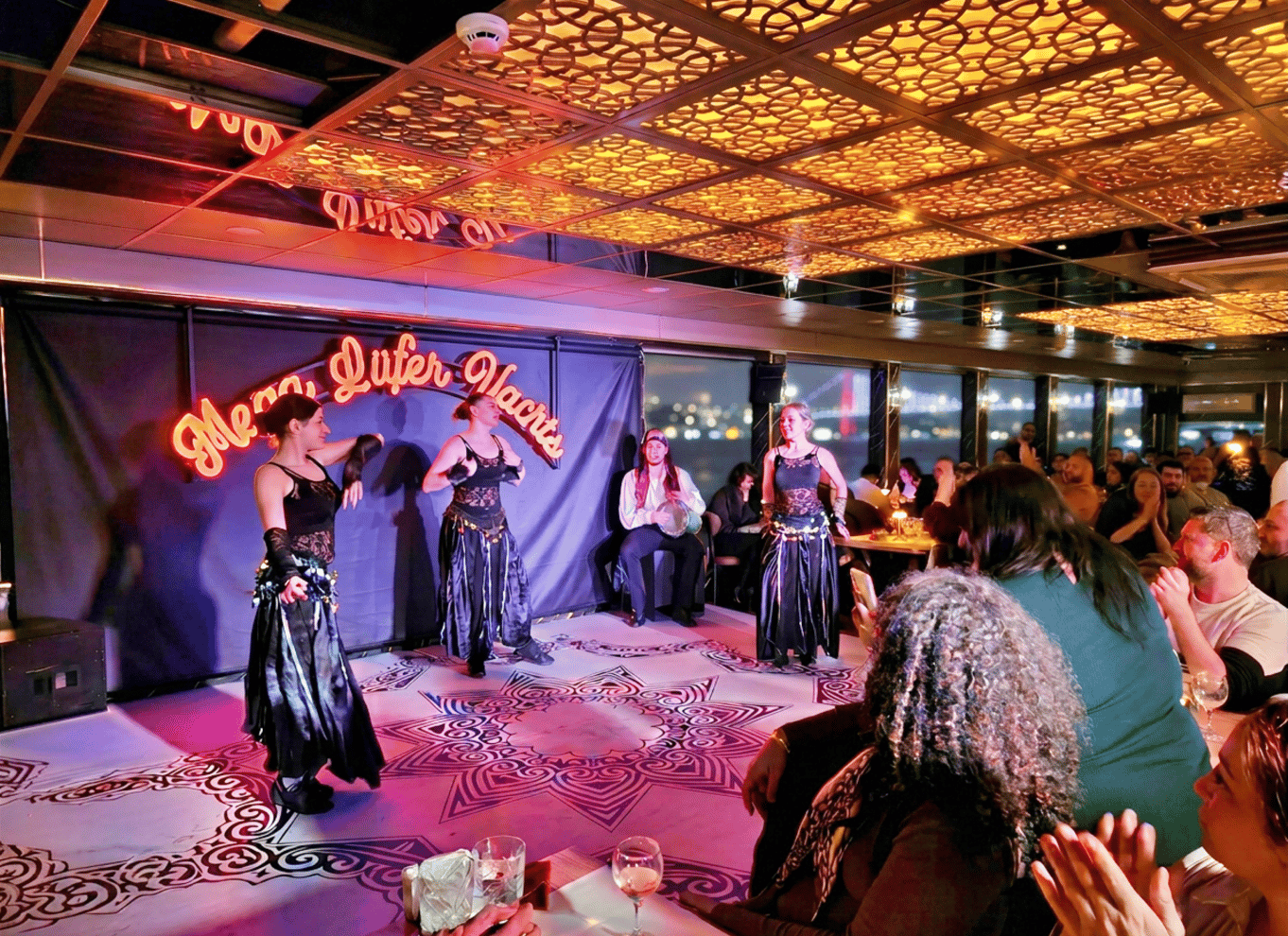 Istanbul: Bosporus-middagscruise og show med privat bord