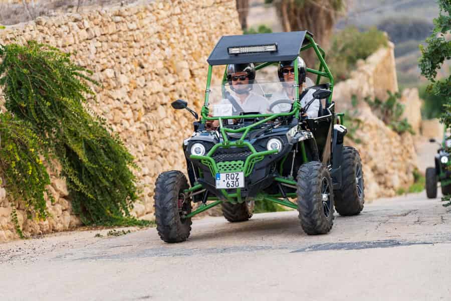 Von Malta aus: Ganztagestour mit Buggy und Mittagessen auf Gozo und Comino. Foto: GetYourGuide