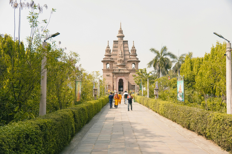 Varanasi: Tour di un giorno con giro in barca ed esplorazione di Sarnath