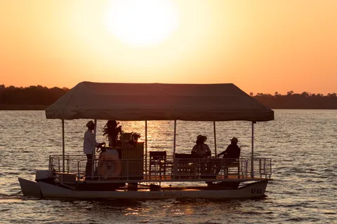 Cataratas Victoria: crucero privado al atardecer por el río Zambezi