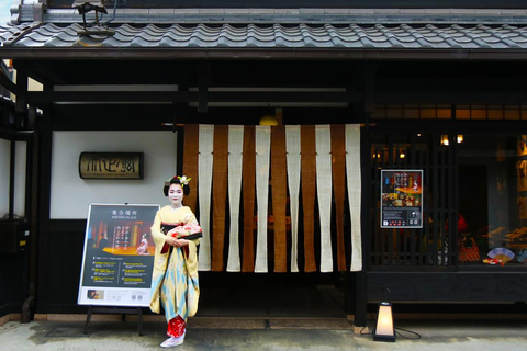 Maiko-dans en theeceremonie op een Noh-podium in Kyoto