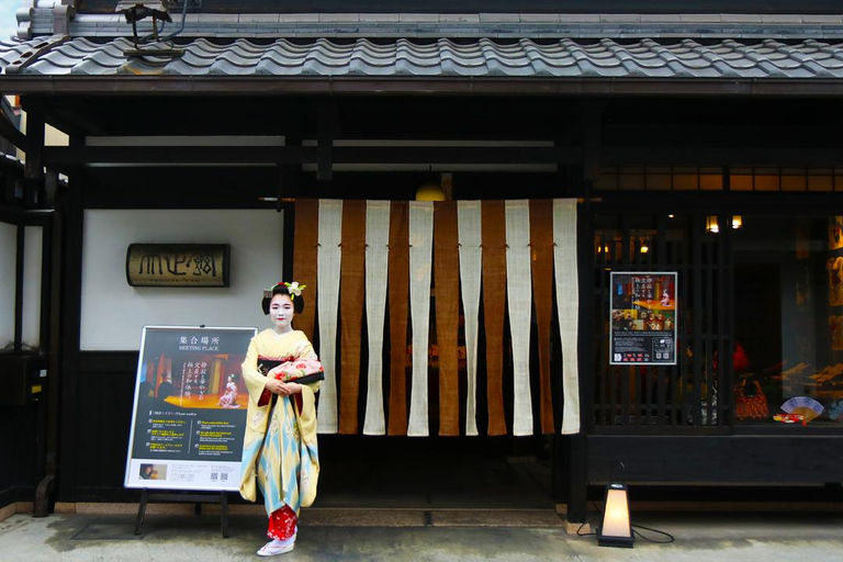 Maiko-dans en theeceremonie op een Noh-podium in Kyoto