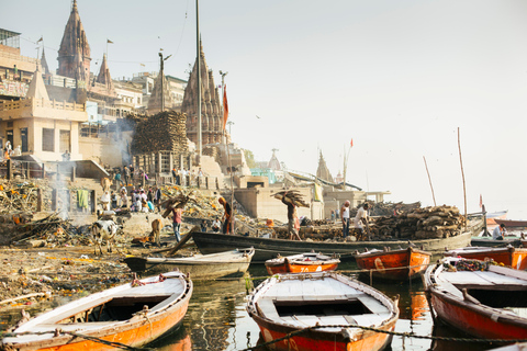 Varanasi. Lever de soleil et matinée en ville. Visite à piedVisite à pied du centre-ville au lever du soleil et le matin