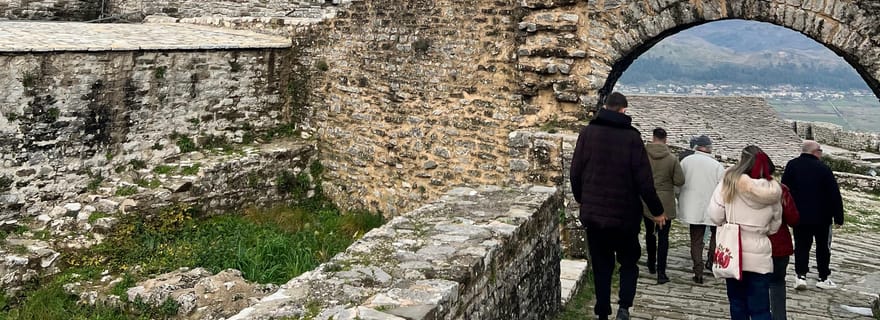 Blue Eye et Gjirokastra : excursion en 4x4 et visite du vieux bazar