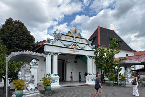 Yogyakarta: Sultan Palace, Water Castle & Market Tour