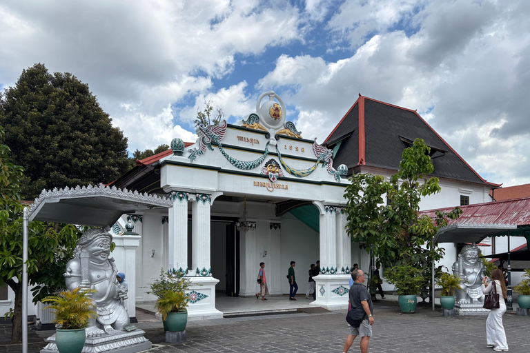 Yogyakarta: Sultan Palace, Water Castle & Market Tour
