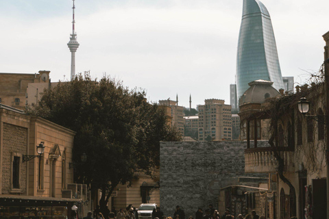 Baku: Free Walking Tour & Dinner at Shirvanshah Museum