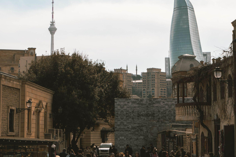 Baku: Free Walking Tour & Dinner at Shirvanshah Museum
