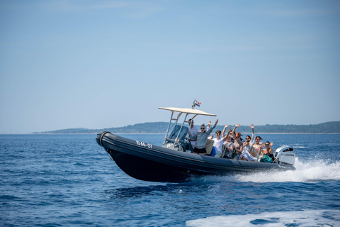 Spalato: Grotta Azzurra, Hvar e 5 isole con biglietto d&#039;ingressoTour di gruppo da Spalato