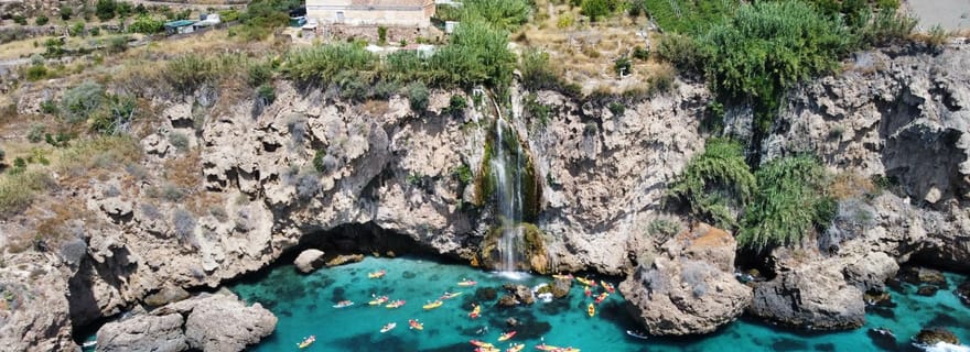 Nerja : Itinéraire de kayak gratuit le long des falaises de Nerja et Maro
