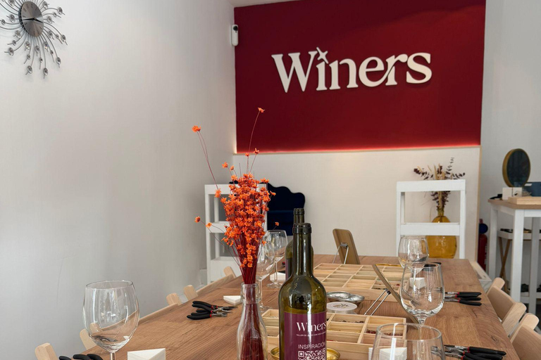 Valencia: Jewelry-Making Workshop with Unlimited Drinks