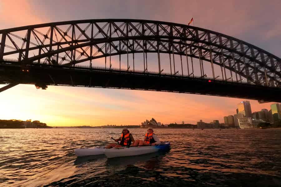 Sydney: Sonnenuntergangskajak – Tour zur Oper und Harbour Bridge (max. 5 Personen). Foto: GetYourGuide Sydney: Sonnenuntergangskajak – Tour zur Oper und Harbour Bridge (max. 5 Personen). Foto: GetYourGuide
