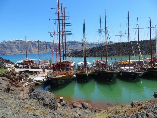 Fira Old Port: Cruise to Volcano, Hot Springs & Thirassia